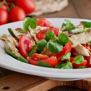 Insalata mista fresca con sgombro grande