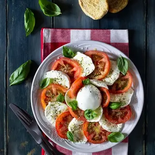 Insalata Bella Napoli con mozzarella di bufala campana DOP