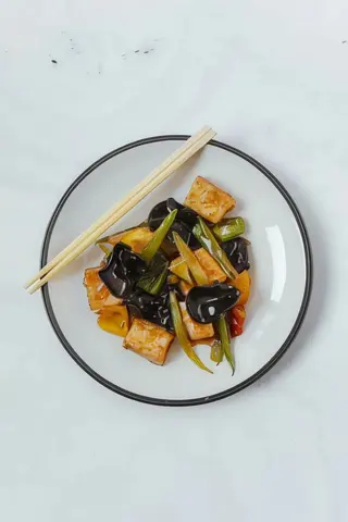 Maiale con funghi e bambù