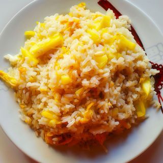 Riso con ananas e pinoli