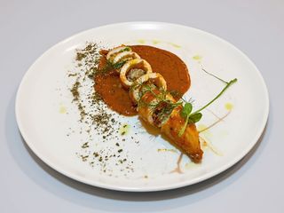 Calamaro ripieno con crema di pomodori e capperi 