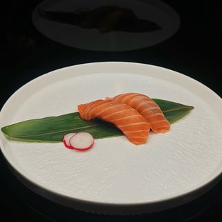 12. Nigiri Venere e salmone
