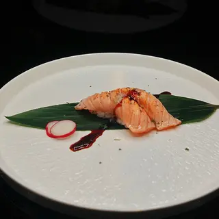 6. Nigiri Sake flambe salmone cotto