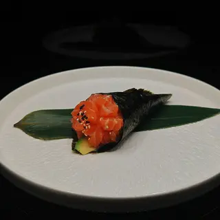 75. Temaki sake avocado
