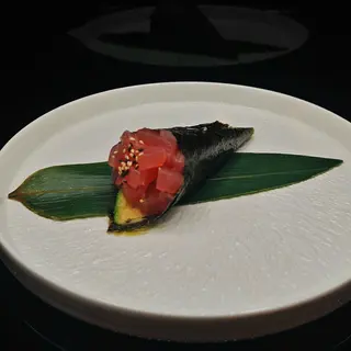 76. Temaki tonno avocado