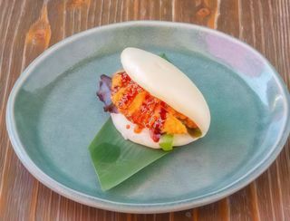 Chicken bao - servito con chips