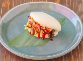 Tuna bao - servito con chips