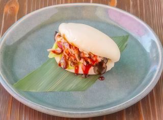 Tuna bao - servito con chips