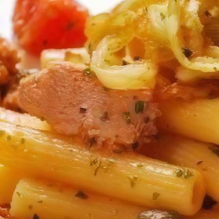 Sedanini con funghi porcini, tonno e pomodorini ciliegini