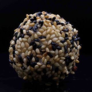 Mochi caldi al sesamo e arachidi