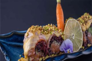 U28. Uramaki black pistacchio