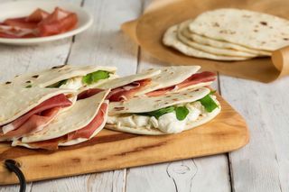 Piadina con stracchino, prosciutto crudo, rucola e pomodoro