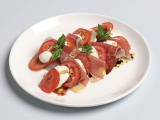 Caprese con crudo