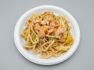 Yaki udon con gamberi