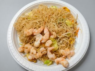 Spaghetti di riso con gamberi