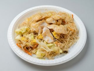 Spaghetti di riso con carne