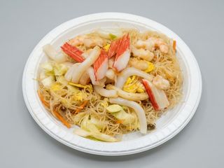 Spaghetti di riso con frutti di mare