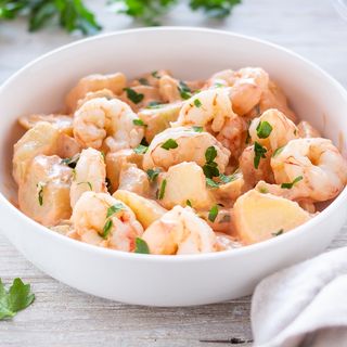 Piatto di gamberetti in salsa rosa