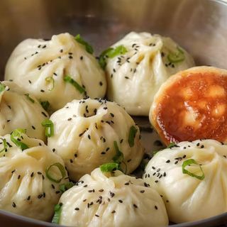 Bao alla griglia ripieno di manzo - 6 pezzi（牛肉生煎包）