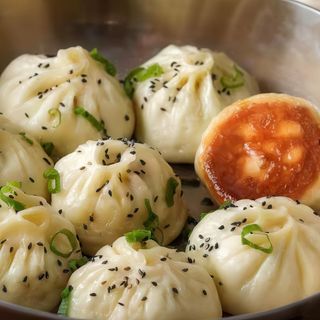 Bao alla griglia ripieno di maiale - 6 pezzi（猪肉生煎包）