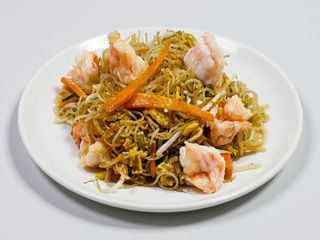 105 Spaghetti di riso con gamberi e verdure misto