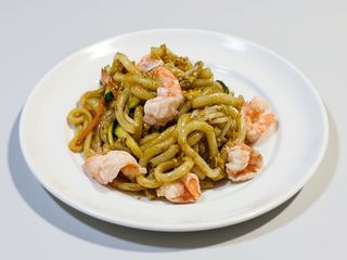 109 Spaghetti udon con gamberi e verdure miste