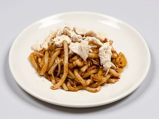 110 Spaghetti udon con pollo e verdure misto