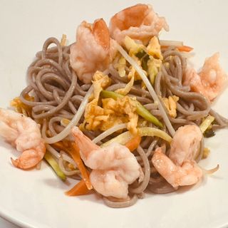 113 Spaghetti soba con gamberi e verdure miste