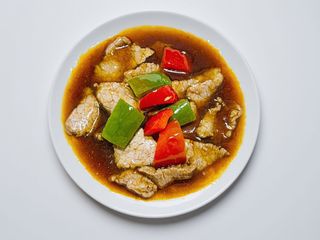 138 Vitello con cipolle pepe