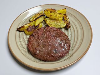 Hamburger di scottona alla griglia con contorno