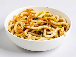 230 Spaghetti udon saltati con verdure
