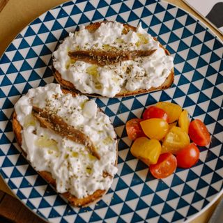 Bruschetta stracciatella e acciughe