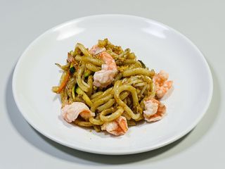 109 Spaghetti udon con gamberi e verdure miste