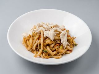 110 Spaghetti udon con pollo e verdure misto