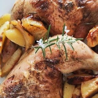 Cosce di pollo con patate forno e verdure 