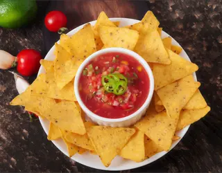 Nachos con salsa piccante 