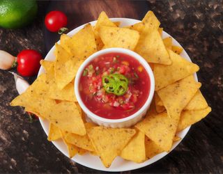 Nachos con salsa piccante 
