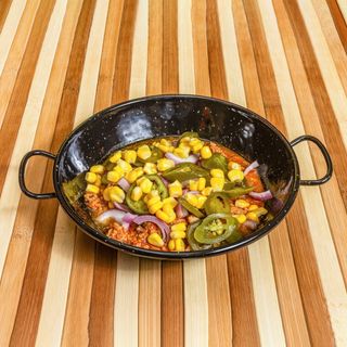 Burrito di carne in terrina con pomodoro, fagioli neri, cheddar formaggio fuso, grana e tabasco