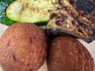 Polpette di tonno con contorno di verdure