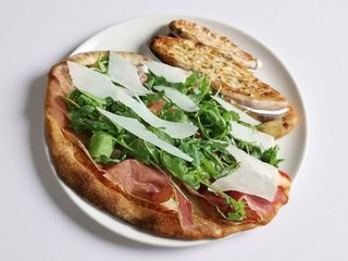 Funghi , rucola e grana con salsiccia