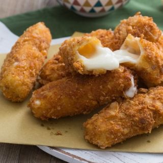 Stick di mozzarella fritti