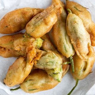 Fiori di zucca in pastella con mozzarella e alici 4 pzi