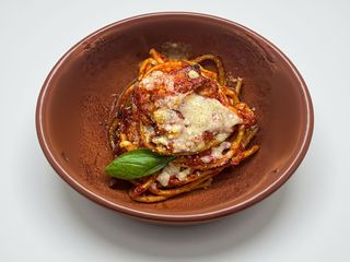 Nidi di Bucatini all'amatriciana forno con stracciatella a crudo