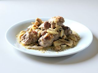 Polpettone speck e formaggio con contorno funghi
