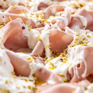 Mortadella, stracciatella e pistacchi 1/4 teglia