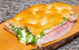 Prosciutto cotto, stracchino, rucola e mozzarella