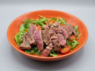 Tagliata con rucola e scaglie