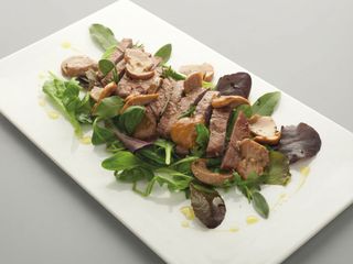 Tagliata con porcini e grana