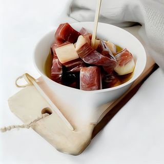 Prosciutto sott'olio, olive scaglie di parmigiano