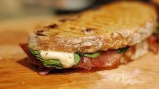 Zingara con crudo San Daniele, provola di Agerola, insalata